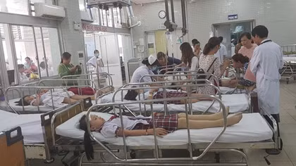 Vụ sập giàn giáo trong Lễ kỷ niệm 20/11: Một học sinh nghi chấn thương sọ não