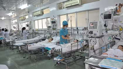Cứu sống bé trai bị thanh sắt đâm xuyên ngực 