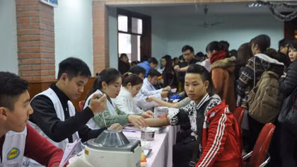 Không quản ngại mưa rét, sinh viên các trường nghệ thuật hiến máu cứu người