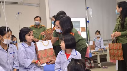 Mang yêu thương sưởi ấm các bệnh nhi khó khăn