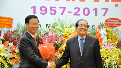 Văn học nghệ thuật phải vì xã hội, vì con người