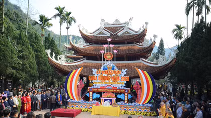 20 vạn người trảy hội chùa Hương