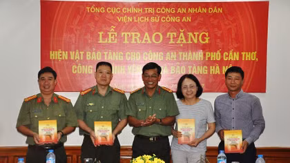 Trao tặng 39 hiện vật cho công an Cần Thơ, Yên Bái, Bảo tàng Hà Nội