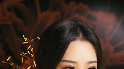 Ca sĩ Hoa Trần đẹp mê hoặc trong MV mới