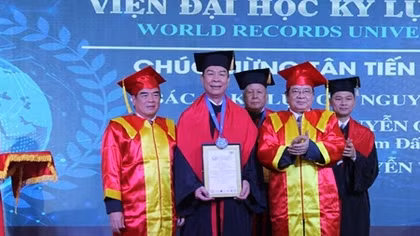 AHLĐ Nguyễn Quang Mâu làm Tiến sĩ danh dự Viện Đại học Kỷ lục Thế giới