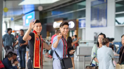Nam vương Ngọc Tình tháp tùng Mai Tuấn Anh sang Australia thi Manhunt