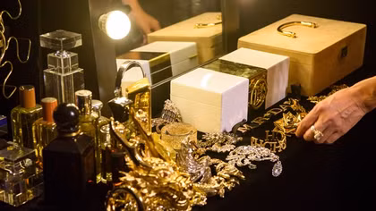 Đang chạy nước rút cho Diamond Show, Đàm Vĩnh Hưng hốt hoảng vì.. nhà ngập