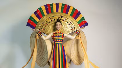 Á hậu Nguyễn Thị Loan mang hình ảnh nón lá, trống đồng đến Miss Universe