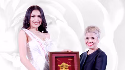 Á hậu Lệ Hằng mang tranh bằng vàng nguyên chất đến Miss Universe 