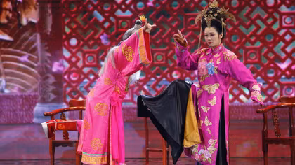 Nghệ sĩ Xuân Hinh, Thanh Hiền cùng tung hứng trong Gala cười 2017
