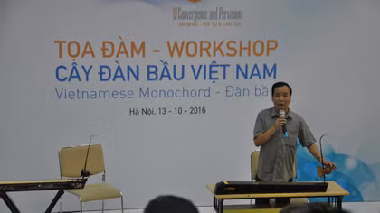 Nhạc sĩ Châu Á Thái Bình Dương thích thú tìm hiểu cây đàn bầu Việt Nam