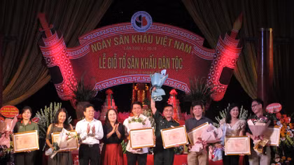 Vinh danh các tập thể, cá nhân trong hoạt động nghệ thuật sân khấu 