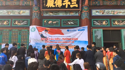 Lễ cầu siêu và đấu giá tranh cát xúc động tại Hàn Quốc