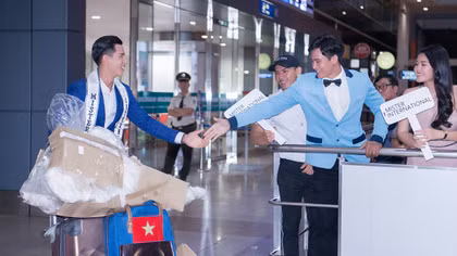 Dàn người đẹp và khán giả đón tân Nam vương Quốc tế Trịnh Bảo lúc nửa đêm