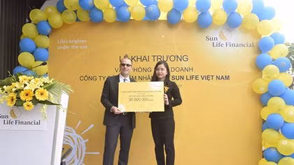Sun Life Việt Nam tặng học sinh nghèo 60 triệu đồng nhân khai trương văn phòng