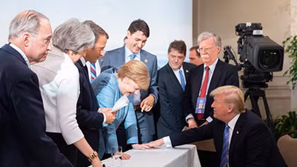 Ông Trump cung cấp "lời giải" cho bức ảnh gây bão với lãnh đạo G7 