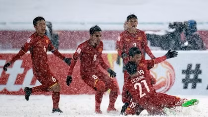 Báo giới nước ngoài sửng sốt về cú sút "cầu vồng trong tuyết" và U23 Việt Nam 
