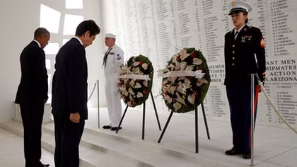 Thủ tướng Abe và Tổng thống Obama cùng "cúi đầu" ở Trân Châu Cảng