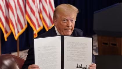 Ông Trump ký sắc lệnh cứu trợ dân Mỹ trong dịch COVID-19