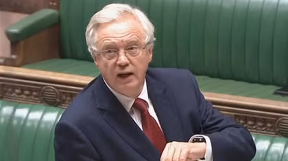 Bộ trưởng Anh về đàm phán Brexit bất ngờ "trả lại ghế" 