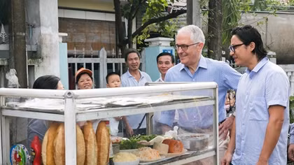 Thủ tướng Australia lần đầu thưởng thức bánh mì Đà Nẵng