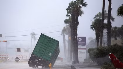 Texas tan hoang khi siêu bão thập kỉ Harvey đổ bộ 