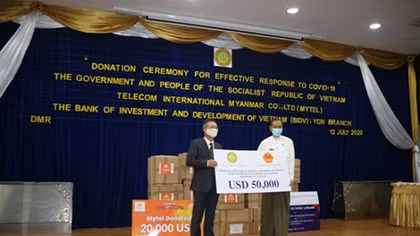 Việt Nam trao quà ủng hộ Myanmar phòng chống đại dịch COVID-19
