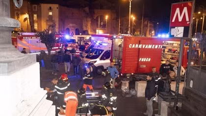 Cổ động viên bóng đá quá khích nhảy sập thang máy tại Italia 
