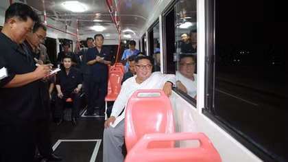Ông Kim Jong un "tươi rói" đi thử xe buýt điện đời mới trong đêm 