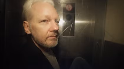 Trùm WikiLeaks gửi "tâm thư viết tay" cho báo giới từ trong tù 