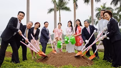 Đại sứ Nhật Bản trồng cây hoa anh đào tặng thành phố Hà Nội 