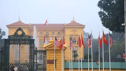 Hà Nội rực rỡ cờ Việt -Mỹ trước lễ đón trọng thể Tổng thống Donald Trump 