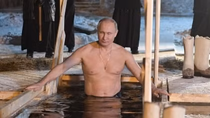 Tổng thống Putin ngâm trong băng dưới thời tiết âm độ 
