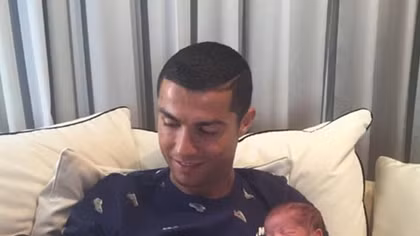 CR7 lần đầu tiên khoe ảnh cặp song sinh kháu khỉnh 