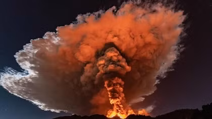 Núi lửa Etna phun trào đài dung nham 1.500 mét