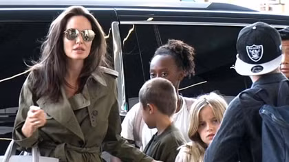 Angelina Jolie dẫn 6 con đi du lịch mà không có Brad Pitt