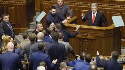 Ban sắc lệnh thiết quân luật, Tổng thống Ukraine bị chỉ trích vượt quyền