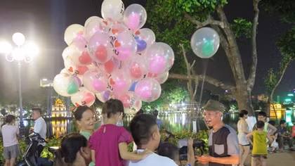 Người dân thủ đô chen nhau lên hồ Gươm giải nhiệt về đêm