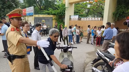 CSGT "bám đường" đảm bảo TTATGT kỳ thi tuyển sinh lớp 10