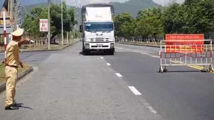 CSGT Công an TP Đà Nẵng đảm bảo TTATGT và phòng, chống dịch tại 12 chốt kiểm soát 