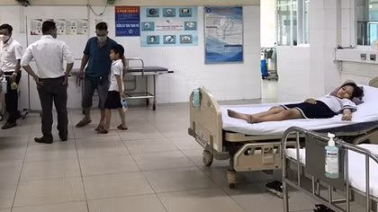34 học sinh nhập viện cấp cứu sau khi chơi đất nặn ở cổng trường
