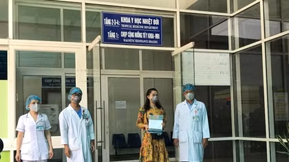 Nhân viên siêu thi Điện máy Xanh và 2 bệnh nhân người Anh nhiễm COVID-19 xuất viện