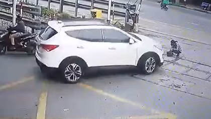 Xế hộp đâm trọng thương nữ nhân viên đang làm vệ sinh ray đường sắt