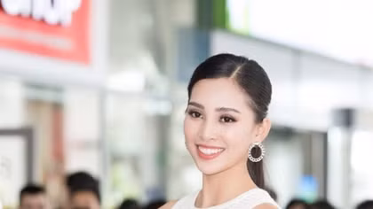 Hoa hậu Tiểu Vy rơi nước mắt trong ngày trở về thăm quê 