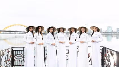 Ngắm vẻ đẹp truyền thống của thí sinh Miss World Việt Nam bên biển Đà Nẵng