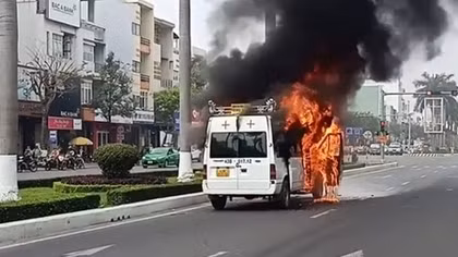 Xe tang lễ bốc cháy ngùn ngụt giữa phố 