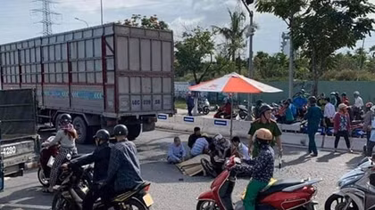  Xe tải va chạm xe máy đi cùng chiều, hai cha con thương vong 