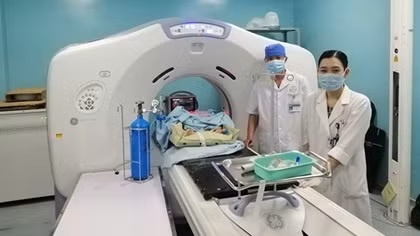 Xạ trị áp sát nhi cứu sống bé gái 2 tuổi bị khối u khủng 