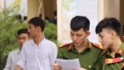 Thân thương những sĩ tử mặc quân phục 