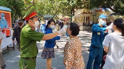Đà Nẵng phát phiếu đi chợ cho các hộ gia đình để phòng chống dịch